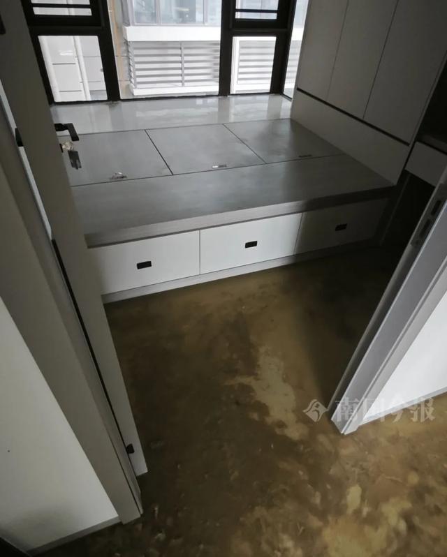 泡！业主崩溃：全屋都是无法接受凯发k8一触即发婚房被粪水浸(图8)